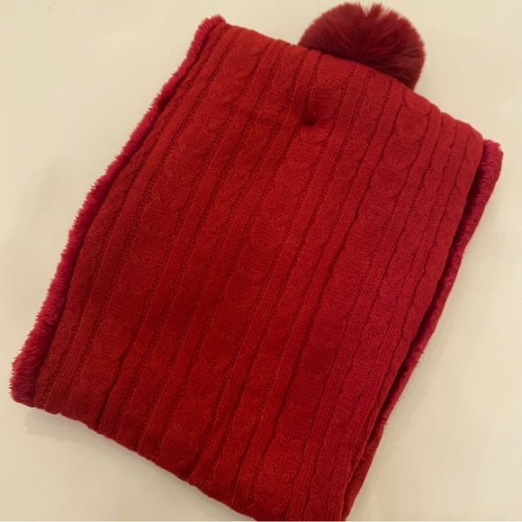 UGG Red Hat & Infinity Scarf Set - Picture 3 of 3